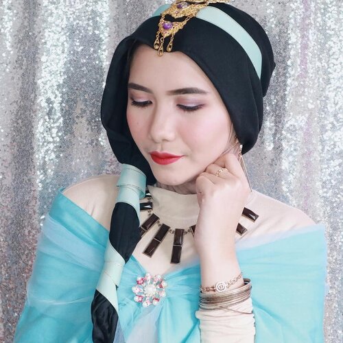 Me: Genie, I want to be a princess! 👸
Genie: I made you look like a princess on the outside, but I didn't change anything on the inside 😌

Ini judulnya sih Jasmine KW wkwk
Btw, udah nonton film Aladdin?
Aku suka banget sama make up-nya Princess Jasmine, so aku coba recreate Princess Jasmine make up look hihi
Gimana udah mirip belum? 😜

@lakmemakeup @eblushid #eblushxlakmé #eblushgiveaway @defiiped @cieciw @ermyhesti 
#tribepost #clozetteid #jasminealaddin #makeup #aladdin #bdgbeautyblogger