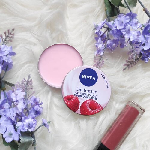 @nivea_id lip butter raspberry rose ini menurutku:.💋 Teksturnya butter, sesuai namanya💋 wanginya enak, manis lembut gitu💋 Melembapkan bibir tapi terasa ada satu lapisan baru di bibir (agak berat)💋 Finishnya matte tapi kalau pakai kebanyakan bikin bibir terlihat lebih pucat💋 kalau ditimpa lip cream / lipstick matte bikin lipsticknya terlihat lebih semi natural glossy💋 Packagingnya lucu, hanya, kemasan seperti ini kurang higienis karena tidak ada aplikatornya💋 Packagingnya terasa kurang praktis karena agak susah dibuka..#Nivea #NiveaLipButter #LipButter #LipBalm #ClozetteID #ReviewbyFW #blessedal