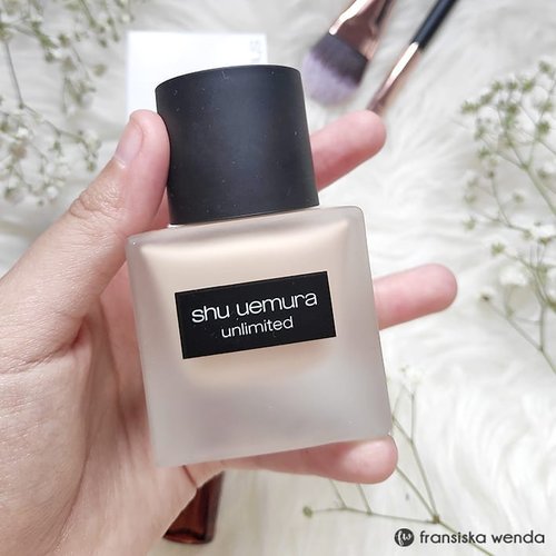 This cube bottle shape foundation from @shuuemura is:
❤️ Has many shades - 24 shades
❤️ Feels so light on my skin
❤️ Easy to blend
❤️ Natural semi matte finish
❤️ Medium coverage and buildable
❤️ Has SPF 24 PA++
❤️ Long lasting, i used around 8 hours and the foundation still stay, no crack 😍
.
Full review read on fransiskawenda.blogspot.com
.
.
#ShuUemura #ShuUemuraID #UnlimitedFoundation #ShuUemuraUnlimited #Foundation  #clozetteID #Makeup #MakeupReview #ReviewbyFW