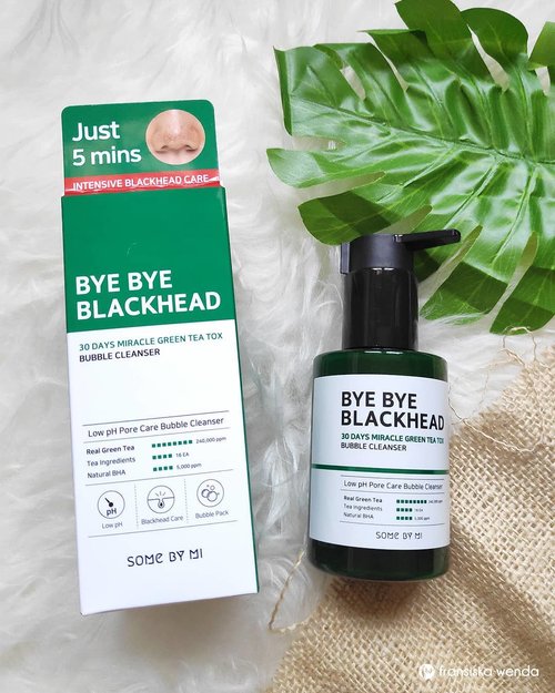 Let's get rid of blackheads without squeeze or popping the blackhead 😆 Some by Mi has launched their intensive blackhead care: Bye Bye Blackhead 30 Days Miracle Green Tea Tox Bubble Cleanser. Here is my thought:
🌿 good packaging
🌿 can check the authenticity with hidden tag apps
🌿 helps reduced blackhead
🌿 helps tighten pores
🌿 give cooling sensation when used
🌿 smells natural (mint with hint of green tea)
🌿 the bubble sensation is fun
.
Full review read on www.fransiskawenda.com 😊
.
.
#cleanser #bubblecleanser #somebymi #byebyeblackhead #skincare #skincarereview #ClozetteID #ReviewbyFW #blessed