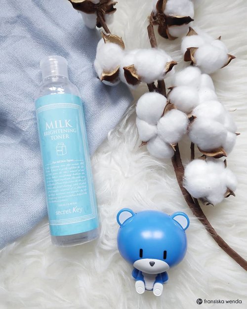 Milk for skin 🍶🐮 This milk brightening toner from @secretkey_idn is:🥛 Alcohol free🥛 Helps moisturize my skin🥛 Helps brightening my skin🥛 Soothing my skin🥛 Not sticky🥛 Did not make my face breakout🥛 Have soft fragrance that do not disturbing me🥛 No stretch / pulling sensation after used.Full review read on www.fransiskawenda.com 😆..#SecretKey #SecretKeyID #Toner #SkincareReview #ClozetteID #BloggerPerempuan #ReviewbyFW