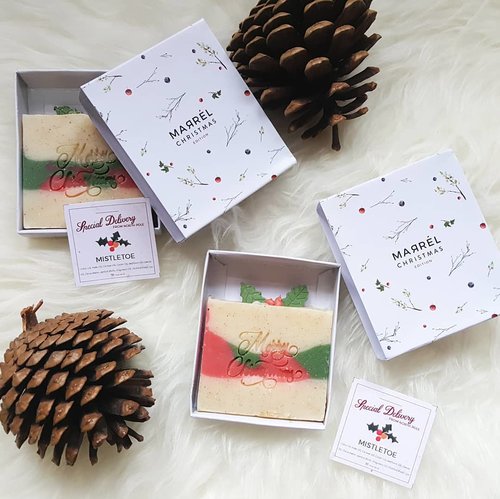Christmas is coming 🌲☃️ Searched for unique christmas gift and found this cute christmas edition soap from @marrel.id.The mistletoe christmas edition is made from olive oil, palm oil, coconut oil, castor oil, sunflower oil, canola oil, cocoa butter, apricot shells, fragrance oil, distilled water, and lye. Sure can hydrate and clean up our skin ❤..#Christmas #ChristmasGift #NaturalSoap #HandcraftedSoap #ClozetteID
