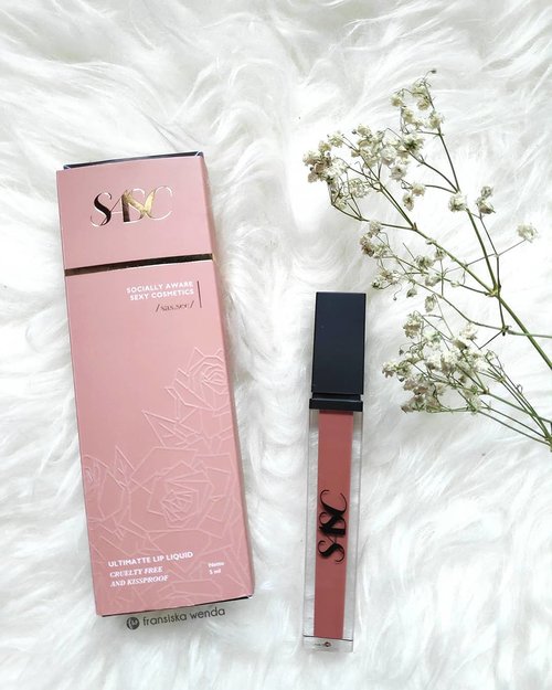 This @sascofficial "magnificent" lip liquid is nude, brown lipstick with little hint coral ❤️ This lip liquid is:
💄 Lightweight
💄 Not sticky
💄 has creamy texture
💄 Pigmented
💄 Suitable for my skin shade, and i think it will suitable for all asian skin 😆
💄 Has matte finish
💄 It do transfer while drinking and eating, need to reapply the lip liquid
💄 Make the lip line more visible, remember to use favourite lipbalm before use this lip liquid
.
Full review read on www.fransiskawenda.com
.
.
#Sasc #SascMagnificent #LipLiquid #LocalBrand #clozetteID #Makeup #MakeupReview #ReviewbyFW