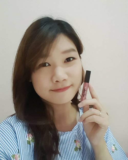 Trying @klaracosmetics_id mini kiss proof lips liquid matte finish shade sensual pink 😘
.
💋 this matte lipstick so pigmented ❤
💋 lightweight
💋 it do transfer a little while drinking / eating but the color still there
💋 do not forget to use some lipbalm first because it makes my lips feel dry
.
.
#KlaraCosmetics #KlaraComesticsIndonesia #MatteLipstick #Review #MakeupReview #ClozetteID #Blessed
