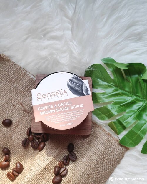 Setelah puas dengan seaside citrus sea salt scrubnya @sensatiabotanicals kali ini nyobain coffee & cacao brown sugar scrubnya dan ini reviewnya:
.
🍫 no animal testing, sulfate free, sulfate free, silicone free ❤️
🍫 pregnancy safe, breastfeed safe
🍫 mengangkat kulit mati bisa bikin kulit terlihat lebih cerah
🍫 wangi kopi dan cokelat alami
🍫 dominan menggunakan bahan alami 🍫 teskturnya agak kasar tapi masih gentle menurutku, karena enggak membuat kulitku merah / lecet
🍫 tidak meninggalkan kesan lengket
🍫 ada 2 ukuran 100ml dan 300ml
.
Full review read on www.fransiskawenda.com 😊
.
.
#scrub #bodyscrub #sensatia #skincare #skincarereview #ClozetteID #ReviewbyFW #blessed