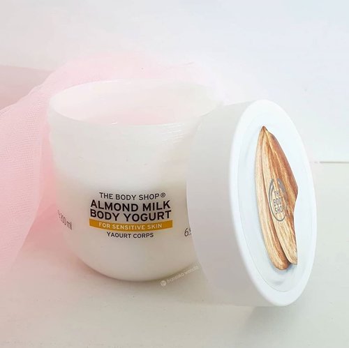 One good choice moisturizer for summer: @thebodyshop body yogurt. I got the almond milk body yogurt one, and here is some review about it:
.
🥛 This body yogurt is no animal testing
🥛 lightweight, even can be applied on damp skin
🥛 Non-sticky
🥛 Non-greasy
🥛 Easily absorbed through by skin
🥛 Contain fragrance that smells like sweet almond milk, but it is not disturbing me
.
Full review read on www.fransiskawenda.com ✨
.
.
#thebodyshop #bodyyogurt #skincare #skincarereview #bloggerperempuan #Clozette #ClozetteID #bloggerindo #bloggerph #ReviewbyWenda #blessed