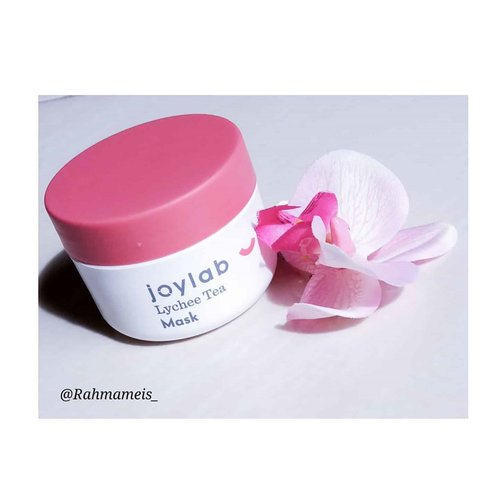 #reviews 🍒 JOYLAB " Lychee Tea Mask" 🍒....Unique masks in my opinion, because With the combination of the formula Black Tea Ferment and Lychee Pericarp Extract, it is useful as an antioxidant while providing nutrition.  I'm very interested to try it.  Let's see after I wear this mask...🍒TEXTURE AND SCENT: In terms of texture this mask is shaped like a pale white balm, does not smell at all.  I like masks that don't smell anything, because my nose is sensitive to strange odors 😂... 📦PACKINGAN: In terms of packing this mask is stored in a round container made of plastic and small, the lid is rotated and the same color as the color of the lychee.  Red .. I like the cute packaging 😂😂... 🍒 HOW TO USE: Use in the state of the face that has been cleaned.  Applied to all faces evenly.  Let stand 15-20 minutes, then rinse with water.  I wear this 2 to 3 times a week....🍁Review: after trying to wear this mask 2 to 3 times I feel the skin feels smooth, healthy and bright.  With a pleasant and refreshing hydration effect, because it contains the formula Black Tea Ferment and Lychee Pericarp Extract, it is useful as an antioxidant.  I think this mask is good for adding hydration to the skin.  After washing my face, my face immediately feels fresh and clean... Attention: The above review is based on my experience, and the results depend on each of your skin... How about you?  Attracted to try it ???... Rate: 4.5 / 5.. * Gifted *