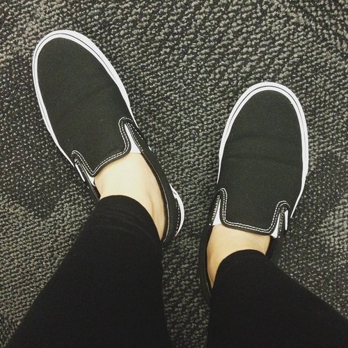 Current mood is with slipper shoes...#vans #vansshoes #clozetteid #iphonesia #black #vansonthewheel #ootd #slippershoes #blackslipper #blackslipper #vanscanvas #vansslippershoes #adindha
