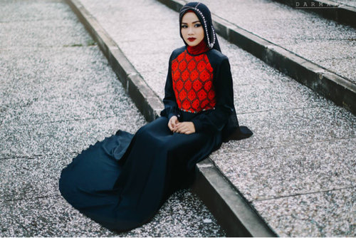 Yesterday photo shoot with Azzura models muslimah Batam.

Outfit by LUHUNG de La mode


#hijab #fashion #dress #glamour #red #elegant #models #muslimfashion 