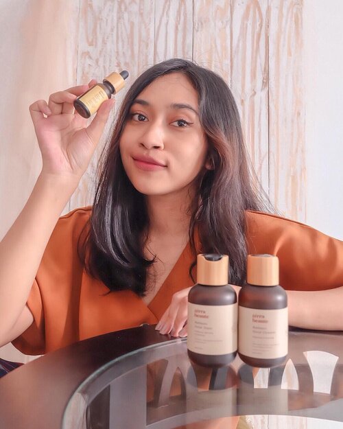 Mau share sedikit soal skincare lokal yang jadi favorit aku baru-baru ini nih.

Beberapa produk Terra Beaute ini mungkin bisa cocok juga buat kamu yang jenis kulitnya normal, kombinasi atau kering kayak aku.

🟤 Radiance Facial Cleanser
Sabun cuci muka ini di dalamnya mengandung Carica Papaya Extract dan Aloe Vera yang mampu menjaga kelembaban kulit. Ada efek brighteningnya setiap habis cuci muka, bikin wajah jadi kelihatan lebih cerah.

🟤 Radiance Facial Toner
Facial toner ini mengandung AHA (Gyclolic Acid), Naicinamide dan Swiss Licorice (Glycyrrhiza Glabra) yang dapat membersihkan kotoran sisa makeup, mengangkat sel kulit mati dan dapat menyamarkan flek hitam atau bekas jerawat. Karena fungsinya juga sebagai exfoliating, aku saranin tidak menggosok terlalu keras dalam mengaplikasikan dan melalakukan test patch agar terhindar dari iritasi.

🟤 Citrea Brilliance Serum
Serum ini mengandung Vitamin C, Palmitoyl Tripeptide-5 dan Hydrolized Collagen untuk mencerahkan kulit serta menyamarkan garis-garis halus atau kerutan pada wajah. Karena serum ini water based, jadi bisa digunakan untuk all skin type termasuk kulit sensitive.

Oiya, ingredients dari produk Terra Beaute ini sudah diakui BPOM, jadi pastinya aman digunakan.
Yang bikin aku suka lagi, tutup botolnya unik karena terbuat dari bahan bambu dan bahan botolnya juga eco-friendly sehingga bisa didaur ulang.

Yang mau baca full reviewnya bisa cek di blog aku
www.chacaatmika.com tanggal 3 Desember nanti ya!
-
#NurturingSincereBeauty #TerraBeaute #clozetteid #jakartabeautyblogger #skincare #skincarelokal