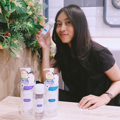 Rajin menggunakan make-up, harus rajin membersihkannya juga donk. Karena aku nggak suka ribet, biasanya aku cuma bersihin wajah menggunakan Micellar Water.
Belakangan ini, aku lagi suka banget pakai Micellar Water dari Bifesta, soalnya produk ini tuh no fragrance, no colorant, alcohol free and oil free.
Jadi ada 2 varian yaitu Bright Up dengan kandungan Vitamin C dan AHA yang membantu mengangkat sel kulit mati dan kotoran dari pori-pori serta Sebum yang mengandung ekstrak Green Tea untuk mengurangi minyak berlebih di wajah.
Formulanya bikin kulit lembut dan nggak terasa lengket, jadi nggak perlu dibilas dengan air lagi deh. -
Oiya, kalian bisa cari tau lebih banyak info tentang produk ini di @bifestaindonesia
-
#BifestaCleanseAndCare @beautynesia.id
-
📸 : @dinisinulingga
-
#clozetteid #makeup #skincare #bifesta #blogger #bifestacleansingwater #bifestathailand #micellar