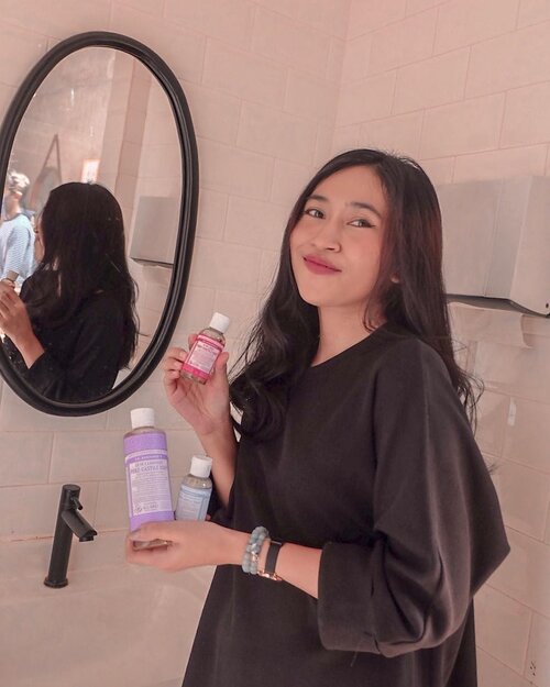 Belakangan ini aku lagi suka banget sama essential oil, makanya waktu tau ada sabun dari Dr. Bronner’s yang bahan-bahannya terbuat dari pure organic oil, aku excited banget buat nyobain. Jadi Kemaren aku udah nyobain yang varian Lavender, Rose dan Baby Unscented. Asli ya varian Lavendernya tuh enak banget ada efek calmingnya.-Tau nggak sih, bahan-bahan yang mereka gunakan tuh bener-bener hanya organic oils, nggak ada bahan pengawet, pengental atau busa buatan sama sekali.Jadi nggak Cuma baik untuk Kesehatan kulit aja, tapi juga baik untuk lingkungan.Bahkan nih, kemasannya aja terbuat dari 100% olahan daur ulang plastic, jadi sangat membantu mengurangi limbah juga.-Menariknya lagi, sabun ini tuh nggak Cuma bisa digunakan untuk sabun mandi aja, tapi bisa digunakan untuk 18 fungsi lainnya.Penasaran buat apa aja? Kalian bisa cek blog aku karena udah aku review lengkap di sana.-Oiya sabun Dr. Bronner’s ini udah bisa kalian beli di Tokopedia, Shopee, Sociolla dan Guardian lho.Kalian juga bisa pakai promo code “SBN04DB83” buat dapetin potongan 25K kalau belanja di Sociolla.-#drbronner #drbronnerid #pureorganicsoap #organicwithdrbronners #jakartabeautyblogger #jakartabeautybloggerfeatdrbronnerid #clozetteid