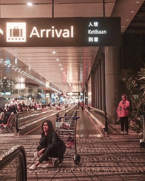 Waiting ..-📸 : @nellaindry-#clozetteid #ootd #airport #airportoutfit #airportstyle #changiairport #singapore