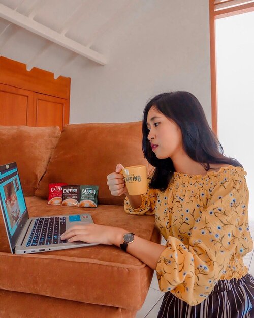 Karena deadline tesis udah makin deket, weekend gini mau nggak mau aku nggak bisa kemana-mana dan mesti stay di rumah buat nyelesein tesis.Biar nggak bosen ngetik depan laptop, enaknya ngerjain sambil ditemenin segelas @caffino.id authenthic yang aku beli di blibli.com/caffino .Dari nyium baunya aja udah bikin semangat buat beraktivitas, pas banget deh buat aku yang lagi butuh moodbooster kayak gini.Kalau weekend kayak gini, kalian pada ngapain sih?Ada yang pejuang tesis kayak aku juga nggak?-#CaffinoPremiumUser #CaffinoXLemon #caffino_id #BeAuthentic #clozetteid #CaffinoCoffee #caffino-📸 : @alifiaimanandap