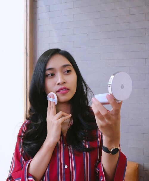 Siapa nih yang masih bingung sama penggunaan BB Cushion, CC Cushion ataupun DD Cushion?Fyi guys, DD (Daily Defense) Cushion ini gabungan antara manfaat  BB Cushion dan CC Cushion mulai dari foundation, primer, brightener, moisturizer, serum, pore-minimiser serta anti aging.Karena formulanya yang lebih lengkap, makanya aku lebih suka menggunakan DD Cushion.Belakangan ini aku lagi suka banget sama DD Cushion dari Lanore yang diperkaya dengan Whitening & Anti-Aging untuk membuat kulit wajah jadi tampak cerah dan memperlambat tanda-tanda penuaaan dini juga.Selain formulanya yang ringan di wajah, ada kandungan SPF 36 PA+++ nya juga lho yang bikin kulit jadi terlindungi dari sinar UVA dan UVB.Oiya, karena hasil akhirnya dewy, DD Cushion Lanore ini bikin kulit kita jadi kelihatan lebih glowing ala cewek-cewek Korea lho!-#DDCushion #BeautyEnthusiast #LANORESHOPEEHiip #Clozetteid