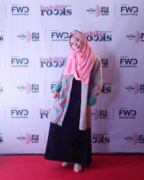 •
My outfit while attended the fashion show by FWD Life and Hard Rock Fm last Friday (25/08) in Sarinah, Thamrin. When in doubt, wear Batik 😆♥. What do you think?

Anyway, just in case you curious about that event, read full review at http://bit.ly/FWDFashionShow .

#ClozetteId
#fashionShow
#FashionBlogger
#FWDFashionRocks
#FWDBebasIkhtiar
#MelangkahDenganSyari
#MelangkahDenganSyariah