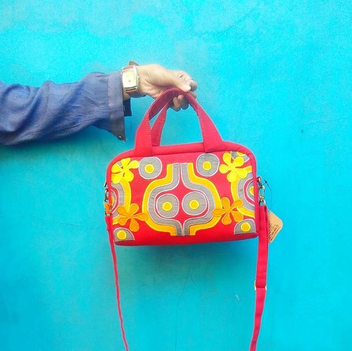 ⚫
My new oh-so-fashionable bag from @mudagaya 😆😍 . Brand Mudagaya sudah mengeluarkan series terbaru dan ini salah satu motif yang paling saya suka, isi dalamnya luas dan tempat kartunya banyak! Can't wait to review on my blog 💕 .

#RekomendasiUniDzalika #Bag #Mudagaya #ClozetteID #fashionblogger #blogger