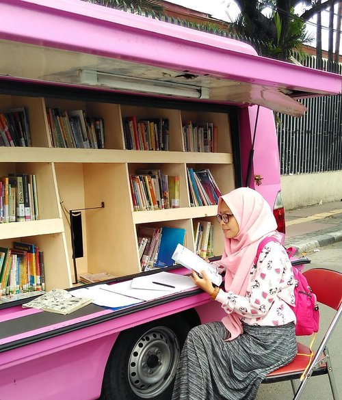 ⚫
Setiap Minggu pagi, kita bisa baca buku gratis di sekitaran Monas atau Menteng. Di dalam mobil pink ini, sudah seperti perpus berjalan yang berisi berbagai genre buku bacaan.

Minggu kemarin, mobil pink ini ada di depan Menara BCA dalam rangka meramaikan sosialisasi gerakan #BukuUntukIndonesia yang diadakan oleh @goodlifebca . Cerita selengkapnya, ditunggu di blog, ya.

#BukuUntukIndonesia #BacaGratis #baktisosial #baktibca #GoodLife #BCA #ClozetteID #RekomendasiUniDzalika