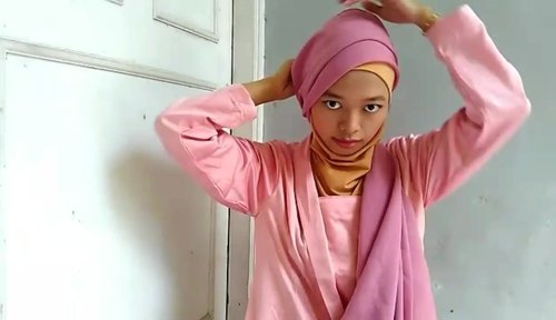 •Tutorial hijab untuk wisuda sekolah. Request dari @intanislamiputri dan teman-temannya yang akan melaksanakan graduation. Selamat mencoba (maaf untuk kualitas video yang tidak baik). ________________________@tutorialhijabwisuda@hijabtutorial#clozetteid#HijabByUniDzalika#HijabWisuda#TutorialHijabWisuda#TutorialHijabVideo