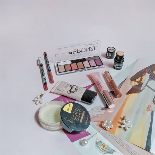 •Buat kamu yang pernah menggunakan produk Catrice, cerita dong paling suka sama yang mana?Anyway, Catrice One Brand Tutorial Makeup bakal tayang di YouTube Uni Dzalika pekan depan (Insya Allah). Supaya nggak terlewat, klik tombol loncengnya dan ajak teman-teman kamu untuk subscribe yuuk 🐼______________________#clozetteid #flatlayforever #flatlays #flatlaystyle #creativelysquared #catricecosmetics #stilllife #stilllifephotography #flatlaytoday