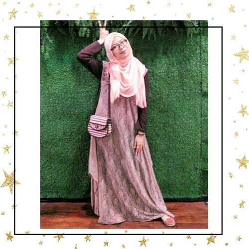 ⚫
Tolong dong, bantu buatkan caption yang tepat untuk foto lama ini. Yang paling bagus, nanti dipakai. (Halah!) #ClozetteID #fashionblogger #fashionstyle #ootd #ootdindo #ootdwomen