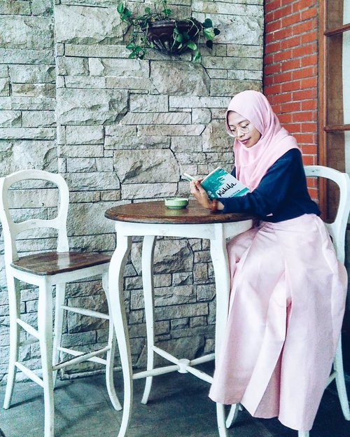 •
I enjoyed my morning-time by read some books instead of drink a cup of coffee in @sandalwood.hotel Lembang.

It's a good place to lift up your mood ♥

________________________
#ClozetteID
#RekomendasiUniDzalika
#Sandalwood #SandalwoodBoutiqueHotel