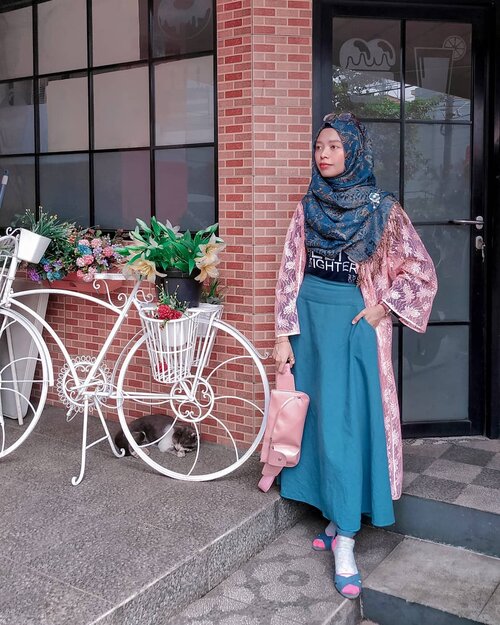 •Kamu bajunya kok itu-itu aja sih?tanya seseorang secara virtual, bukan tatap muka dan saya tidak mengenal dia."Sedang mengurangi limbah, Kak," jawab saya tanpa menjelaskan lebih lengkap. Kemudian, dia bingung._________________________#OOTD in frame:Pashmina dan rok saya beli di Tanah Abang, outwear brokat bikinan Bundo, dan sepatu beli di Payless. Lagi suka nih padu-padan warna nabrak. Biasanya saat bosan saya langsung beli dan yang lama jadi numpuk. Setelah makin peduli dengan Bumi, Uni berhasil melewati 11 bulan tidak beli pakaian! Ternyata main nabrak-nabrak warna bikin tampilan jadi terlihat selalu baru.Yuuk, kita kurangi limbah pakaian. Jangan ada yang numpuk tak terpakai, jangan beli baru hanya sekali pakai. Kalau mau beli, yang lama kasih ke orang dan jumlahnya harus sama. Beli 3, keluarkan 3. Bisa ya? Saya yakin kamu bisa._________________________#clozetteid #clozettereview #ootd #ootdindo #Zerowaste #zerowastehome #zerowastelifestyle #zerowastefashion #zerowastejourney #zerowasteshopping #ootdshare #ootdfashion #ootdhijab #ootdindonesia #ootdstyle #ootdsubmit #ootdwomen #ootdhijabsyari