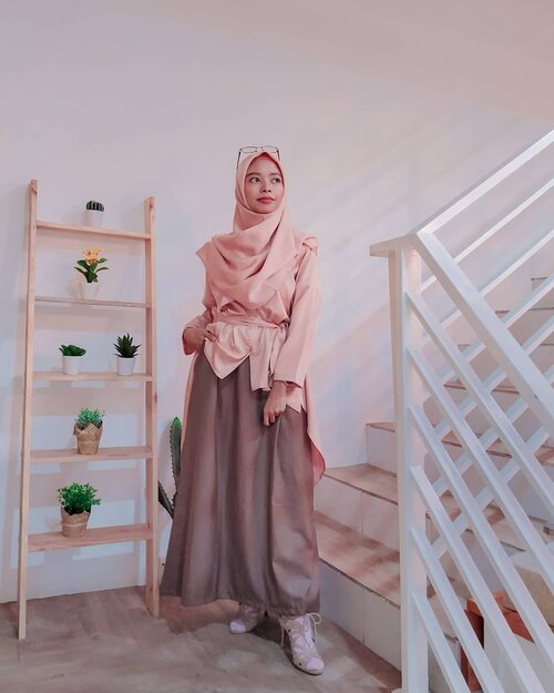 •Di dunia tempat kita berpijak, semua hal terasa bagai sandiwara. Mari berperan sebaik mungkin, meski kita bukan aktor yang baik.#clozetteid #ootd #ootdstyle #ootdshare #ootdindonesia #ootdhijabsyari #ootdfashion