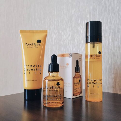 •Sejak ikut kursus kecantikan saya jadi tahu ada beberapa skincare saya yang kurang tepat dan memang dipilihnya karena kemakan review orang. Hm, harusnya nggak begini ya~ Membeli skincare harus kenal dulu kondisi kulitmu, jenisnya, keadaan keuangan, dll. Tapi kalau tetap penasaran... tergiur apa kata review orang... mending beli sample-nya untuk coba-coba.Misalnya Uni nih, setahun lalu mencoba sample #pureheals yang varian propolis kemudian takjub karena cocok dan suka dengan hasilnya.Akhirnya Januari 2019 lalu niat nabung untuk beli serangkaian @pureheals_id  #PurehealsPropolis yang diklaim untuk kulit kering. Tapi bener sih, skincare mahal sebanding dengan kualitasnya.___________________________Propolis Cleansing MilkHabis pakai ini mukanya nggak kering nggak berminyak juga. Ajaibnya jadi lebih glowing dan lembut.Propolis 90 AmpouleDulu pernah coba beberapa ampoule yang lebih mahal atau yang brand-nya udah lebih dulu eksis di dunia per-skincare-an, tapi yang ini paling cocok karena hasilnya melebihi ekspetasi Uni. Bukan cuma lembab dan glowing, dia bikin kenyal! Dipakai pagi makeup jadi tahan lama, dipakai malam muka jadi nggak kering sama sekali.Propolis 50 Volume MistUdah sering bilang suka sama produk ini karena temenan banget sama kulit kering. Kalau pakai ini saja nggak terasa hasilnya, tapi jika dipakai sepaket jadi seperti mengunci kelembaban.___________________________Di antara ketiga ini, ada yang pernah kamu pakai? Atau, jangan-jangan kamu baru tahu brand Pureheals?___________________________#clozetteid #clozettereview #purehealslaunch #skincarealami #purehealspurebeauty#퓨어힐스