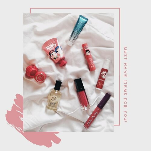 •Barang wajib dibawa ke mana-mana versi saya di tahun #2019 :1. Tender Care Cranberry #oriflameSelalu suka dengan Tender Care karena memang bikin bibir lembab dan bisa dipakai kapan saja. Buat yang pingin beli bisa kontak @sucimustikahati ya 🥰2. Biore UV Sunscreen SPF 50 PA ++++Wajib re-apply setiap habis wudu biar jadi tameng penghalang sinar jahat yang menyerang di siang hari! Banyak anak #clozetteid yang pakai ini juga 😆3. Lip Tint, Lip Cream, & Lip Matte.Bawa pemulas bibir lebih dari satu buat menyesuaikan situasi lagi di mana dengan siapa akan berbuat apa~ kalau mau makan-makan saya pilih pakai lip tint #holikaholikaxpeko yang tahan lama warnanya. Kalau cuma nonton yang lip cream aja cukup. Kalau acara setengah hari barulah lip cream di layering dengan lip matte.4. Eu De Toilette The Body ShopBiar orang di sekitar enggak mabok aja sih sama aroma aneh. Kadang banyak orang salah persepsi bilang muslimah gak boleh pakai parfum karena wanginya mengundang hasrat, padahal ya balik lagi ke niatnya. Jangan untuk menggoda orang tapi diniatkan supaya badan tetap segar dan nyaman berada di orang sekitar .Bawaan pouch kamu, sebanyak ini juga? Sebetulnya ada tiga lagi dalam pouch Uni yaitu kaca, pinsil alis, dan plester. Kalau kamu, bawa apa saja?