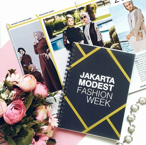 •
Saya menutup akhir bulan dengan menghadiri acara Jakarta Modest Fashion Weeks sebagai (satu dari sekian banyak) perwakilan Komunitas Blogger Crony 💕

It was totally fun and amazing! Bertemu dengan influencer dari berbagai negara dan sharing mengenai banyak hal~

Ajang fashion show kali ini juga menakjubkan karena dirancang dari berbagai desainer ternama. Ulasan selengkapnya akan segera tayang di blog. 👋

@modestfashionweeks @markamarieofficial
@thinkfashionco
@bloggercrony
@wardahbeauty
_________________________

#JMFW #JMFWTalkshow #wardahbeauty #clozetteid #flatlay #flatlays #flatlayforever #flatlayindo 
#flatlaystyle #flatlaytoday #flatlaysquad
#flatlayoftheday #flatlanations