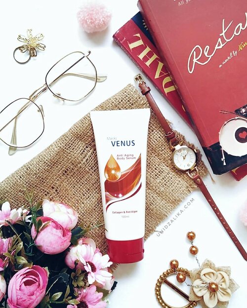 •
BODY SERUM

Venus Body Serum dari @venuscosmeticind selalu saya pakai selama semester awal tahun 2018 ini. Dulu awal-awal pakai karena wanginya mirip permen kenangan yang namanya sugus itu~ lama-kelamaan jadi semakin suka karena... Karena hasilnya!

Jadi tangan saya adalah anggota tubuh yang paling tidak dirawat setelah kaki 😖 Sejak istiqomah (ahsik istiqomah, konsisten kali ya maksudnya) memakai kaus kaki, udah mulai dirawat kaki saya. Tinggal tangan. Paling hitam, keriput, urat pada menonjol sampai kelihatan berbelit-belit mirip hubungan kamu dan dia.

Nah, saat pakai ini baru sebulan sudah mula kelihatan tangan jadi lebih sehat dan keriput berkurang banyak. Gak jadi putih atau cerah, tapi setidaknya tangan saya gak lagi kelihatan seperti calon zombie.

Kamu pernah coba ini, belum? Jangan muka aja yang rutin dikasih serum, badan juga!
Oke, sip.

__________________________
#clozetteid
#VenusCosmetics
#VenusBodySerum
#flatlay #flatlays
#flatlayforever
#flatlayindo 
#flatlaystyle
#flatlaytoday
#flatlaysquad
#flatlayoftheday