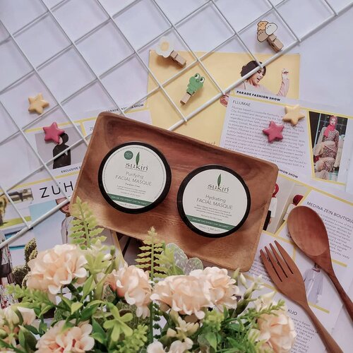 •
Maskeran pakai produk @sukinskincare bikin muka jadi lembab, bersih, halus, dan kenyal 🥺💛 Hasilnya bagus, aromanya enak, terus kandungannya natural vegan dan #eczemafriendly ☘️💋 Anyway it's not a miracle cure and my skin is still dry, but theres certainly a noticeable improvement after I've used the mask consistently twice weekly for 3 months.

Review lengkap bisa kamu baca di blog #unidzalika ya 🌼🌿 Nah saya mau tahu dong, kamu sudah pernah pakai produk ini atau baru tahu tentang SUKIN?

_______________________
In frame :
- SUKIN Hydrating Facial Masque
- SUKIN Purifying Facial Masque
_______________________

#clozetteid #cleanbeauty #skincarejunkie #skincareaddict #skincaretips #claymask #veganskincare #skincarenatural #sukin #beautyjunkie #flatlaygrid #stillwithstories