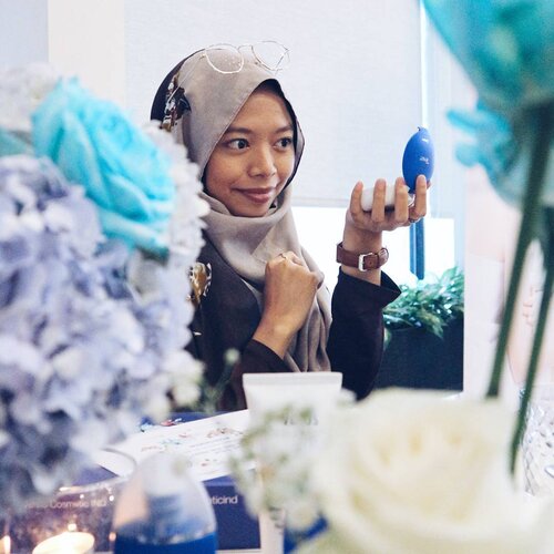 •Ada yang tahu produk kosmetik Marcks Venus? Produk ini kali pertama saya lihat di meja rias almarhum nenek yang memakai bedaknya. Ternyata, brand ini masih eksis dan melakukan banyak inovasi ♥Saat ini, Marcks Venus mudah dicari lo. Kita bisa membeli produknya di Apotek Kimia Farma terdekat.Saya tidak sabar untuk mencoba dan mengulasnya di blog, nih. Ditunggu ya, mau cobain dulu beberapa minggu ini 😍#clozetteid#GetBeautywithVenus #VenusXBintangIndonesia#BintangIndonesia #VenusCosmetic#RekomendasiUniDzalika