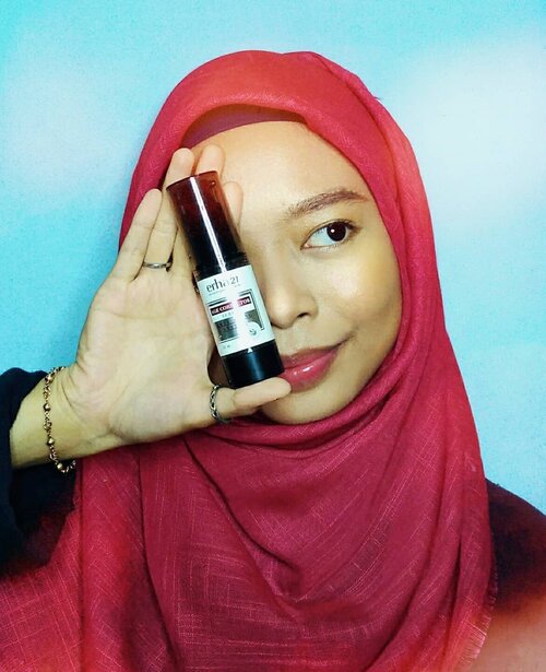 •Belum usia 30 tahun, kok udah pakai produk anti aging, sih?Dulu saya pun berpikir begitu; bahwa penggunaan anti aging sebaiknya setelah mencapai usia 35 ke atas, ketika wajah sudah mulai berkerut dan menua. Tapi pemikiran tersebut rupanya salah.Sejak usia 20-an, kita sudah boleh kok menggunakan anti aging, selama pakainya tidak belebihan, sesuai dengan kondisi kulit, dan diniatkan bukan untuk menolak tua, tapi sebagai cara untuk memperlambat dan menjaga kulit.Tahun ini, saya mencoba pakai Erha Age Corrector Serum (iya, yang dicoba gak tanggung-tanggung, langsung serum) dan Alhamdulillah merasakan hasil baik. Kulit jadi terasa lebih kenyal dan kencang. Produk @erha.dermatology termasuk produk bebas tanpa resep dan bisa dibeli di www.erhastore.co.id dengan harga yang terjangkau.Ada yang pernah coba pakai produk Erha juga? Bagus gak sih, produk yang lainnya?_______________________#IamErha #Erha #BelanjaErhadiTokoResmi #ProdukBebasTanpaResepErha #HealthyBeauty #erhastore #erhaagecorrector #antiaging #skincareroutine #skincareaddict #clozetteid #Beauty #beautyblog #beautycare #beautyaddict #beautytips #beautyproducts #beautybloggers #beautyjunkie