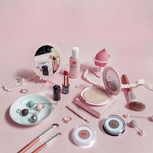 •
Walaupun banyak brand #cosmetics bermunculan, #vivacosmetics selalu punya ruang tersendiri buat saya karena harganya konsisten murah, kualitasnya bagus, dan pilihannya semakin beragam. Satu set #makeup ini harganya under 60k loh, murah meriah sudah bisa tampil all out 🌼 Buat #makeuplover yang mau jajan produknya langsung DM aja yaaa, lagi banyak diskon dan flash sale bulan ini 😍

______________________
In frame:
1. Liquid Foundation Bengkuang Extract Natural
2. Fin Touch Blush On no. 04 Red Orange
3. Eye Shadow Cream shade Brown
4. Lipstick Viva Queen no. 23
5. Face Powder - Natural
______________________

#clozetteid #motd #makeupobsessed #beauty #makeuplools #instamakeup  #beautyinfluencer #makeup #beautyjunkie #makeuplook #localproduct #flatlaytoday #makeupoftheday #beautycare