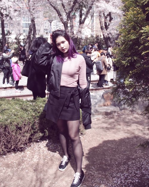Too much people, don't care 😂
Mid-term week is finally over, yeay! 🎉
.
.
#NatashaJS #NatashaJSinKorea #NatashaJSOOTD #VioletBrush #clozetteid .
.
.
.
.
.
.
.
.
.
#ootd #ootdindo #lookbook #lookbookindo #wiwt #fashion #look #blogger #ggrep #likes #korea #spring #cherryblossom #purple #purplehair #퍼플 #셀스타그램 #좋아요 #코디룩