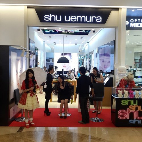 congrats for the grand opening of the first @shuuemuraid boutique in Indonesia!
#natashajs #violetbrush #ClozetteID