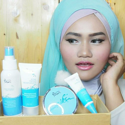 Acne is something that girl really insecure about.
So choosing a right product is very important for girls who have acne issue, or girls who have insecurities about acne. 
Lucky me to found Mustika Puteri Acne Series by Mustika Ratu, which is very light for girl on their teenage life and also for early 20 young lady. 
I gotta chance to try them out and these are what I figured out about the products.
Here we go! 
First, I have Mustika Puteri Acne Gel. We just need to apply them once or twice a day, in the morning and before bed, right after we cleanse our skin of course. This spot treatment product will help to take care of the pimpled skin, kick the pimples and maintain it's beauty as well. 
Wait, what if I need to hang out and still worrying about pimples yet I need to look pretty still? Mustika Puteri have Acne Tinted Moisturizer, a combination of moisturizer and foundation and Puteri Acne Compact Powder. 
Jump to the body, Acne is not only growing on the surface of the face skin but also on the back, neck and even chest, they got Puteri Acne Trouble Mist Spray. It reduce the problem including redness due to irritation. All you need is spraying them as you like 1,2,3 times a day, trust me it's very light!

All of Mustika Puteri Acne Series contains Curcuma Xanthorrhiza (help to reduce pimples), Panthenol (moisturizing) and AC Net (control oil) plus Salycilid Acid to kick the dead cells out! 
The conclusion is this product series spotting young girl cause the formula is very light, and easy to use. The prices are also affordable for young girl, about 20 up to 30 K IDR. The package were cute tho, I like blue so I love it. 
Thank you @mustikaputeriid
@clozetteid for the hampers 💖#sayonarajerawat #MustikaPuteriGiveaway #acnetroublemist #clozetteID