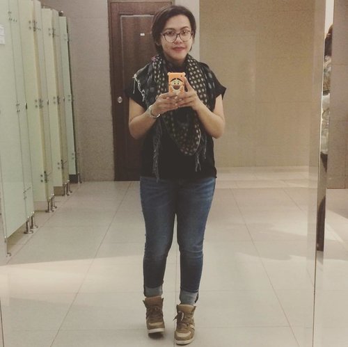 Mimicking Tawan from Asia's Next Top Model. But only the toe. 😜😜😜 #ootd #cotd #cotw #clozetteid #howdoilook #officelook