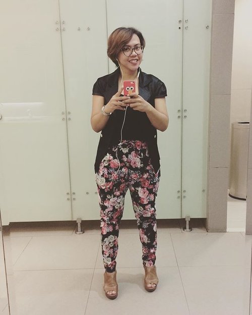 A flowery mood for today. Cant take off the smile out of my face. And dont ask why, cause #happiness doesn't need a reason. 
#ootd #cotw #COTD #clozetteid #howdoilook #officelook #flowers #printed #printedpants #simplelook #selfie #selfportrait