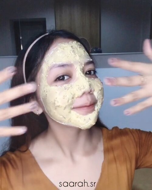 Suka banget sama peel off mask ini karena tinggal di kelopekin aja pas banget kalau lagi mager🥺 haha.. Unik banget di maskernya ada bunga aslinya, wangi rose yang super menenangkan. Hasilnya sebagus ituu wajah jadi lembap dan fresh banget! 😍Varian Rose🌹Menyegarkan Kulit Wajah🌹Anti Aging🌹Untuk dehydrated skinVarian Charcoal🌚 Detox wajah🌚 Untuk acne & oily skinMasih ada varian Chamomile dan Greentea lho, thankyou @maskr.an @maskr.an @maskr.an •••#peeloffmask #maskerwajah #maskerjerawat #beautybloggerindonesia #reviewmasker #ragamcantik #tampilcantik #zonacantikwanita #zonamakeupid #ragam_cantik #ragam_kecantikan #clozetteid #clozette