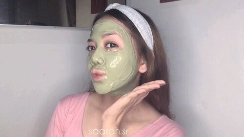 Happy sunday everyone! Maskeran timee... Kali ini aku pakai masker dari @earthly_id variant Matcha, pas banget untuk wajahku yang lagi breakout 😷 karena Clay Mask dari @earthly_id ini dikombinasilan dgn pure matcha yang memiliki zat tanin berfungsi mengontrol minyak dan anti inflamasi untuk kulit berjerawat, kaya akan EGCG (zat anti oksidan).. Selain itu Clay Mask berfungsi untuk mengangkat sel kulit mati dan membuat wajah cerah, setelah maskeran jadi fresh lagi...🧖🏼‍♀️✨Thankyou @earthly_id @earthly_id @earthly_id •••#reviewmasker #beautyinfluencer #beautyenthusiast #indobeautygram #ragamcantik #tipscantik #beautybloggers #beautybloggerindonesia #zonacantikwanita #clozetteid #clozette