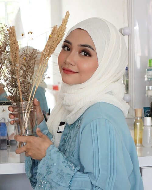 Lagi planning buat makeup barbie , Tapi liat foto ini gak jadi dulu, sayang banget dibuang gitu aja uda susah susah buatnya ☺️☺️..Sempat buat makeup Lebaran idul Fitri kemarin, bahkan uda buat khusus di youtube channelku tapi gagal terupload gegara jaringan, dan Mood 🙃🙃🙃..Kira” untuk mekaup Lebaran Haji cocok aja gak sih temen” ??.. @cerita.cantik , @buat.cantik #dirumahaja @bunnyneedsmakeup @tutorialmakeupkece @indobeautygram @wakeupandmakeup @tips__kecantikan @makeuptutorialindo#likeforlikes #eyeshadowtutorial #westernmakeup#instadaily #ootd #instamakeup#makeup #instamakeup #toptags @top.tags #cosmetic #cosmetics #likes  #foundation #beauty #beautyantusiast #cccushion #beautybloggerindonesia #makassarinfo #contentcreator #Uswahmakeuptutorial  #makeuppemula #makeupaddict #makepgirlz #beautycontentcreator#likes #likeforfollow #eyebrowtutorial #makassarhits  #clozetteid #beautycontentcreatormakassar