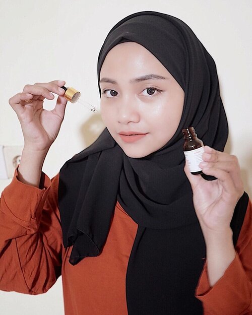 Tau gak sih beb kalo Vitamin C termasuk salah satu antioksidan kuat yang dapat merawat dan mengatasi masalah kulit akibat paparan sinar matahari, dan dapat digunakan langsung ke wajah dalam bentuk  Serum Vitamin C, karna serum vit c konsentratnya tinggi sehingga kandungannya dapat terserap lebih dalam ke kulit...Serum Vitamin C @indoganic_official ini yang aku rasakan setelah satu minggu , kulit berasa ternutrisi, kenyal dan berasa lembut flek hitam juga tersamarkan dan ternyata  wajah jadi lebih  glowing, Harganya 189.000 , Worth it beb 😍.... ...Packingnya dari botol kaca dan pakai drop gitu, teksturnya kental dan nyerap langsung ke dalam kulit, Baunya kayak wangi” ramuan gitu  sih tapi gak penting yang pentingkan hasilnya Oiya, aku juga jatuh cinta banget sama tinted day creamnya yang bikin glowing dan ternyata serumnya ini juga aku suka banget 💕..#serumvitaminc #skincareindonesia #beautyantusiast #makassar #beautycontent #likeforlikes #instagram #ceritacantik #studiomakeup #cleaningmotivation #clozetteid #beautycontentcreatormakassar