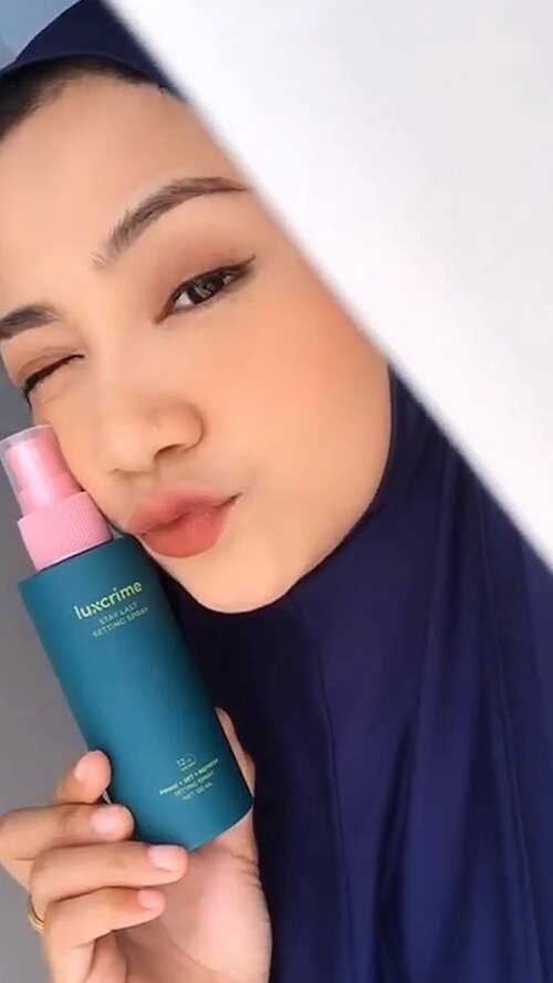 Hi semua, selamat pagi ??? Sarapan apa nih ? Kalo aku pagi ini sarapannya kue brownis + milo .Oia, Ini story aku beberapa hari yang lalu , biar gak hilang aku bikin satu video terus aku upload di IGTV , .asli sukak banget sama setting spray luxcrime yang ini karna bikin makeup aku jadi nempoolll kalian yang ikutin aku dari dulu pasti tau kalo wajah aku kering banget jarang banget makeup bisa nyatu kek gini glowing bukan minyakan , ditambah makeup jadi awet banget seharian padahal makeup aku tuh tipis" banget cuman pakai concealer doank n bedak tabur. Aku uda nyoba kemarin makeup aku bisa stay sampai 9 jam. Pokoknya dari awal keluar produk ini  aku uda naksir pertama dari segi packingnya terus no paraben dan alkohol baunya coconut 🥥 manis banget , semprotanya halus gak bikin wajah jadi becek, dan cepat nyerap.....Kekurangannya kalo di aku pas di semprotin ke wajah itu gak ada sensasi coolnya mungkin karna gak ada kandungan alkoholnya kali yak 🤣......Aku recomended banget buat kalian yang nyari setting spray bikin makeup kalian awet no alkohol n paraben dan tentunya aman banget buat busui dan yang  wajahnya jerawatan...(Desclaimer : di story aku bandingin sama si pixy mohon maav banget yak ternyata aku baru tau klo pixy yang aku maksud hanya sekedar face mist gak bakal bikin makeup aku awet karna  bukan sebagai setting spray hanya bikin wajah lebih fresh )dan sebelum kalian menduga-duga pasti endorse nih makanya seniat itu bikin bikin videonya. Hemm..... ini jujur gak di sponsori sama pihak mana pun, aku juga gak di endorse, dan aku juga gak di bayar buat berkata-kata seperti ini.... ini honest review dari aku content beauty yang aku buat berdasarkan pengalaman aku memakai produk ini,..Aku bukan selebgram 🙂