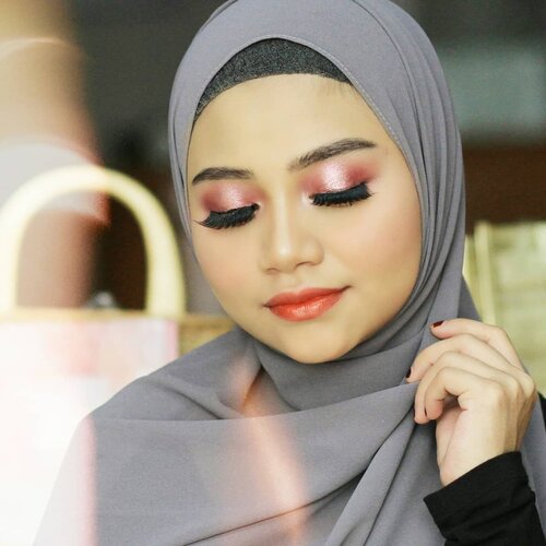 Detail kemilau si Focallure Sunrise Impressionism ✨✨..Tutorialnya menyusul yah bentar.......::Abis nyobain eyeshadow Focallure Sunrise Impressionism , Mau teriak sakink bagusnya... 💞 Siapa yang Uda nyobain juga ?? ::.."Abaikan lipstik Gotiknya 😬"...#focalluresunriseimpressionism @cerita.cantik , @buat.cantik #livingcoral2019 @bunnyneedsmakeup @tutorialmakeupkece @indobeautygram @wakeupandmakeup @tips__kecantikan @makeuptutorialindo@indobeautysquad @beautybloggerindonesia.#likeforlikes #instadaily #ootd #instamakeup#makeup #instamakeup #toptags @top.tags #cosmetic #cosmetics #likes #concealer  #eyebrows #lashes  #beauty #beautyantusiat #beautybloggermakassar #beautybloggerindonesia #makassar #pixycushionmakassar #brushfocallure #socobox #Uswahmakeuptutorial  #Clozetteid #pixycushionmakassar #cushionpixymakeitglow #makeupforbarbie #makeupaddict #makepgirlz #makeupkekampus