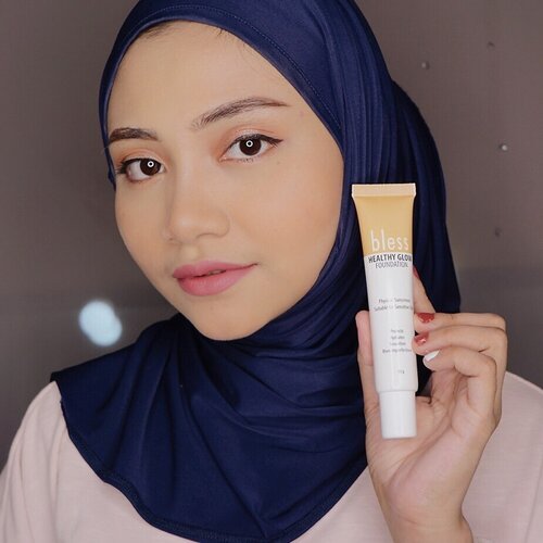 Pertama kalinya nyoba produk @bless.cosmetics Healty Glow Foundation ,, gak nyangka sih sebagus itu padahal first impression liat packingnya B aja  tapi gak ngerti lagi sebagus itu di aku , belakangan  ini semua foundation yang aku pakek pasti crack duluan, karna cuaca panas pakai banget keringetan bagian hidung sampai dahi, padahal blom selesai juga closing filmingnya 🙃.Pakai  ini koq makeup aku makin lama makin nyatu yah padahal aku gak pakek primer lho sama sekali...... 💕.Ditambah lagi warnanya Natural tapi keterangan banget di aku kalo foundation yang lain ini shade untuk skintone yang light menurutku..... tapi masih bisa di akalin pakai bedak tabur yang lebih gelap.coverage Ok, Mudah diblend.Selain itu mengandung sunscreen dan cocok buat kulit sensitif sekalipun ...Recomended!!..#BecomeBlessinfluencer #beautybloggers #clozetteid