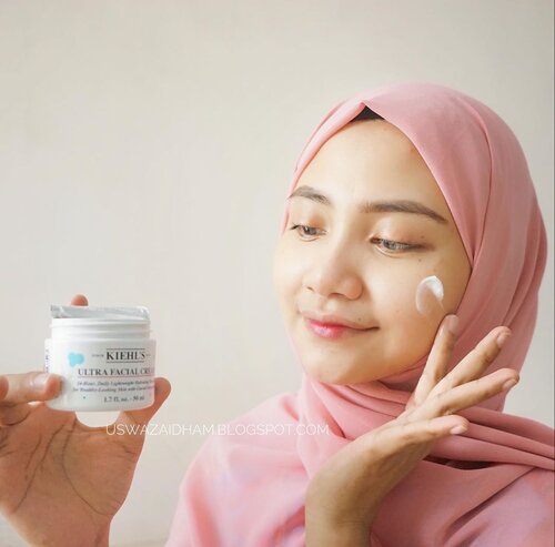 Yang sempat DM, Nanya makeup aku di story beberapa hari yang lalu, Makeup aku bisa glowing dan nempol itu pakai apa , .Makeup masih seperti biasa, Tapi beneran semenjak pakai facial cream Kiehls ini, Makeup aku Jauh.... jauhh lebih menyatu dan enak diliat , padahal ini bukan primer ataupun base makeup tapi percayalah beb, kulit kamu lembab dan sehat itu kunci utama makeup kamu nempollll , bare face pun aku pede 😻..REVIEW :KIEHL'S ULTRA FACIAL CREAM 24-Hour daily lighweigh hydration formula , For Healty looking skin with Gracial Glucoprotein "Ini adalah produk @kiehls limited editon special packing Holiday & giftin season kolaborasi dengan Janine rewell, dari @clozetteid , liat packingnya ada nama Janine Rewell, yang menggambarkan suasana Holiday ..Teksturnya : Creamy berwarna putih , gak berasa lengket, ataupun ceki ceki dikulit saat di apply..Harga : 500.000.Review lengkapnya ada di blog aku, linknya ada di Bio ya beb...... ..Karna produk ini terbatas jadi buruan langsung cek Instagram dan website @kiehls , ..Thanks for reading , Thanks for @clozetteid X @kiehls 😘..  #Clozetteid #Kiehlsid #KiehlsHoliday #ClozetteidReview #clozetteidxkiehls #instagram