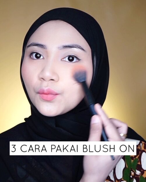 Happy weekend.......Nih yang nanya cara pakai blush on, ada tiga cara menurutkuKalo ditanya untuk muka bulat misalnya cocoknya pakai blush apa kak ?? ..Hemm kalo aku jawabnya sesuai selera aja bebzzz , Kalo aku sih suka di apple cheeks itu yang paling pass di aku, di atas tulang pipi juga biasa supaya pipi keliatan tirus gitu , gak setirus pakai contour yah beb karna emank tujuan blush on itu supaya kamu terlihat fresh dan cerah, kalo mau terlihat tirus sebaiknya pakai contour dulu aja baru lanjut blush on ..Untuk blush on yang oengaplikasiannya di apple cheeks, kamu bisa terlihat Cute dan lebih cerah mukanya, heheh untuk blusn on demam juga gemesin kalo kalian pengen terlihat lebih ceria lagi.......Janga lupa di save yang videonya, biar lebih gampang buat diikutin tombolnya ada di samping kanan bawah video ini, tq 😘..@tips__kecantikan @ragam_kecantikan @cerita.cantik #carapakaiblushon #tutorialmakeup #clozetteid #otwoocosmetics